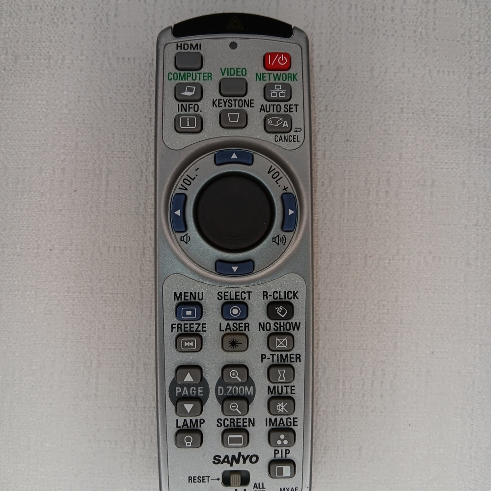 Sanyo Remote w/laser pointer - Picture 2 of 10